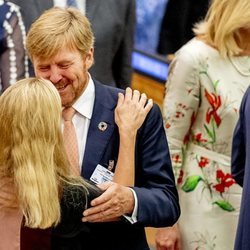 Guillermo Alejandro de Holanda y Mabel de Holanda se saludan con mucho cariño