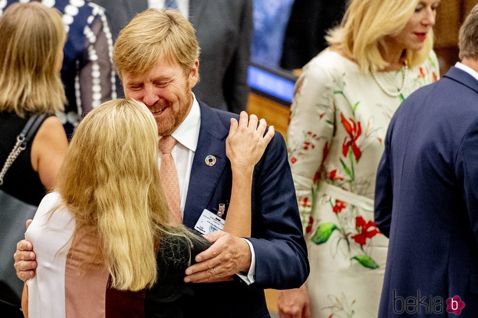 Guillermo Alejandro de Holanda y Mabel de Holanda se saludan con mucho cariño