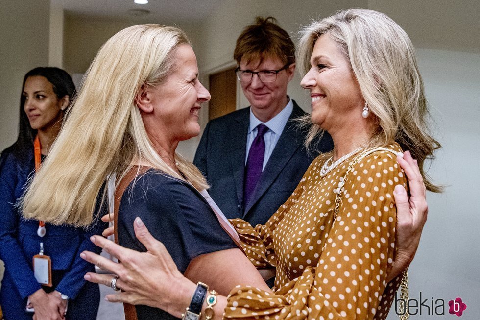 Máxima de Holanda y Mabel de Holanda se saludan con mucho cariño