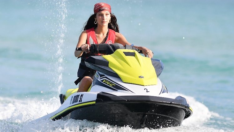 Bella Hadid en moto de agua en Miami