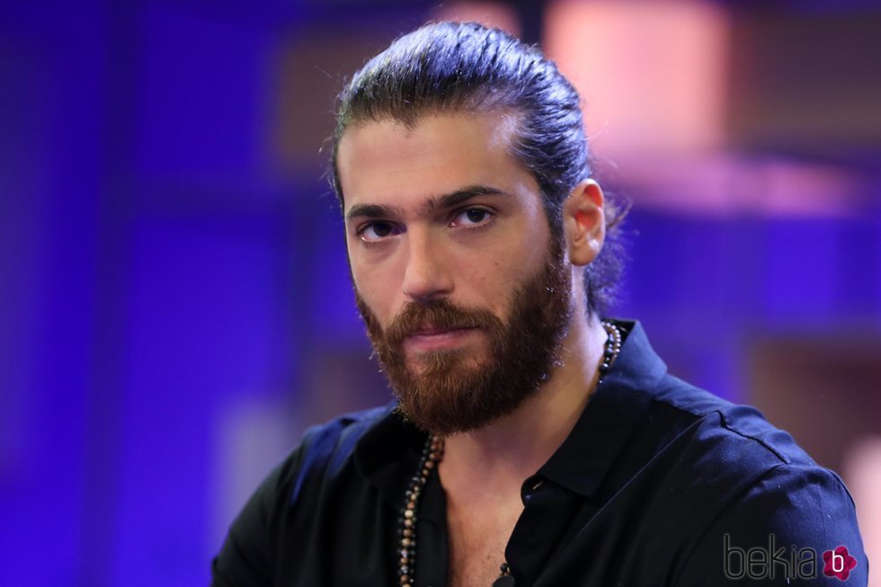 Can Yaman, muy serio en una rueda de prensa en España