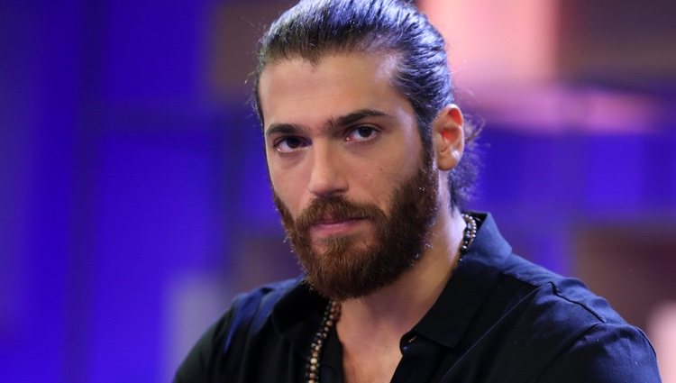 Can Yaman, muy serio en una rueda de prensa en España