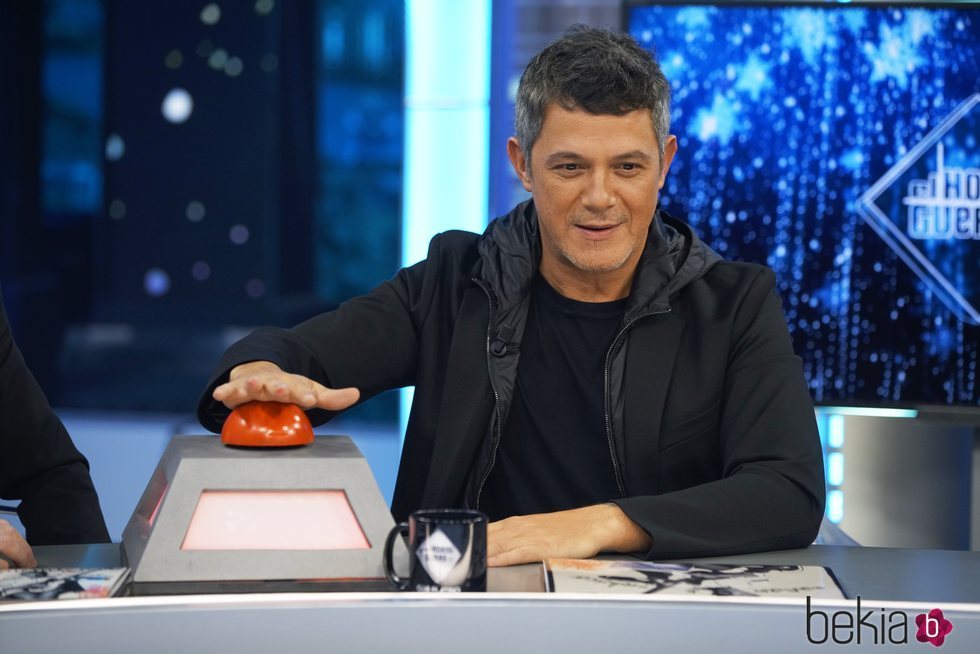 Alejandro Sanz con el botón de 'La Voz' en 'El hormiguero'