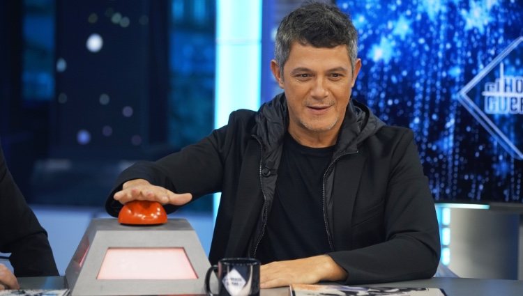 Alejandro Sanz con el botón de 'La Voz' en 'El hormiguero'