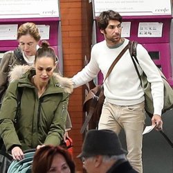 Eva González y Cayetano Rivera en la estación del AVE de Madrid