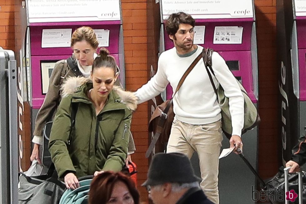 Eva González y Cayetano Rivera en la estación del AVE de Madrid