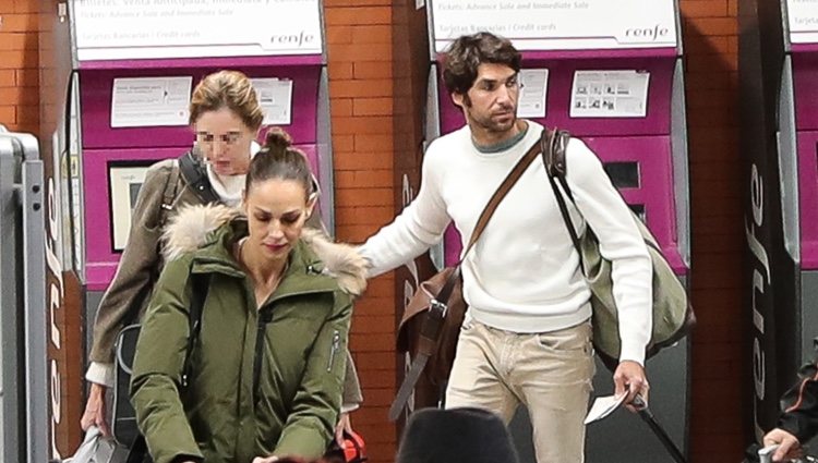 Eva González y Cayetano Rivera en la estación del AVE de Madrid