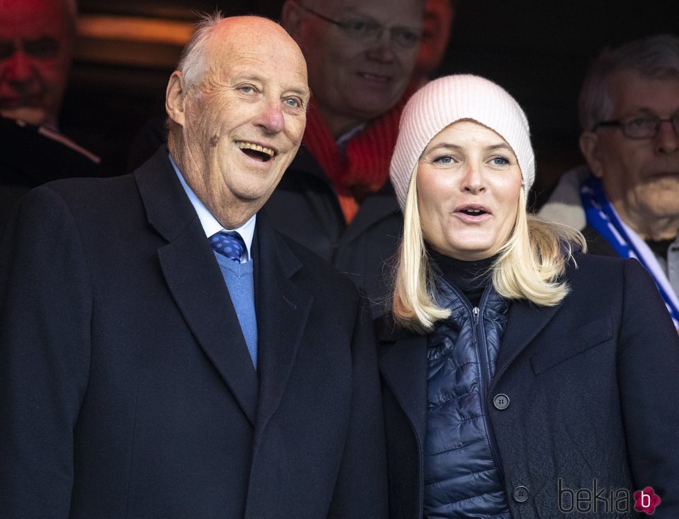 Harald de Noruega y Mette-Marit de Noruega, muy sonrientes en la final de la Copa de Noruega