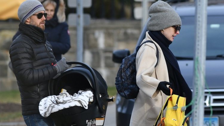 Anne Hathaway y Adam Shulman paseando con su segundo hijo