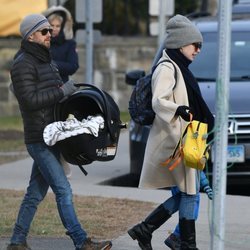 Anne Hathaway y Adam Shulman paseando con su segundo hijo