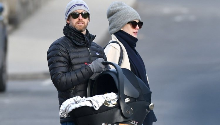 Anne Hathaway y su marido con su recién nacido, el segundo hijo para la pareja