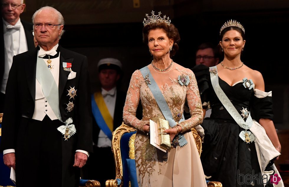 El Rey Carlos Gustavo, la Reina Silvia y la Princesa Victoria de Suecia en los premios Nobel 2019