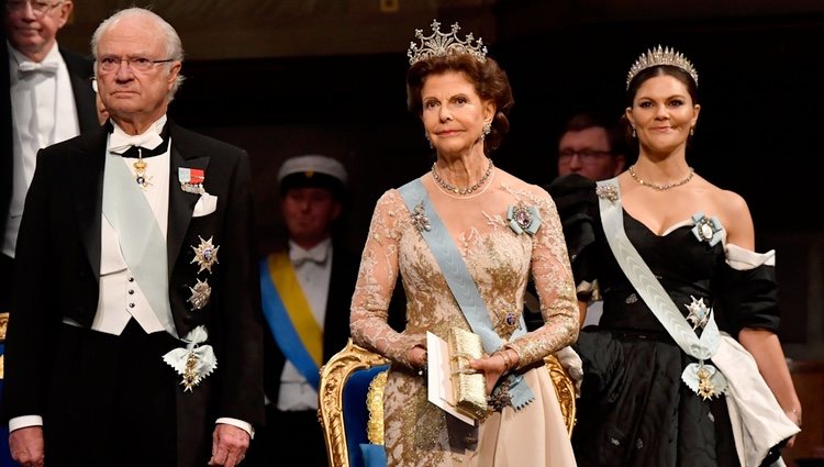 El Rey Carlos Gustavo, la Reina Silvia y la Princesa Victoria de Suecia en los premios Nobel 2019