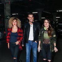 Mario Casas, su hermana Sheila y una amiga llegando al concierto de Rosalía en Madrid