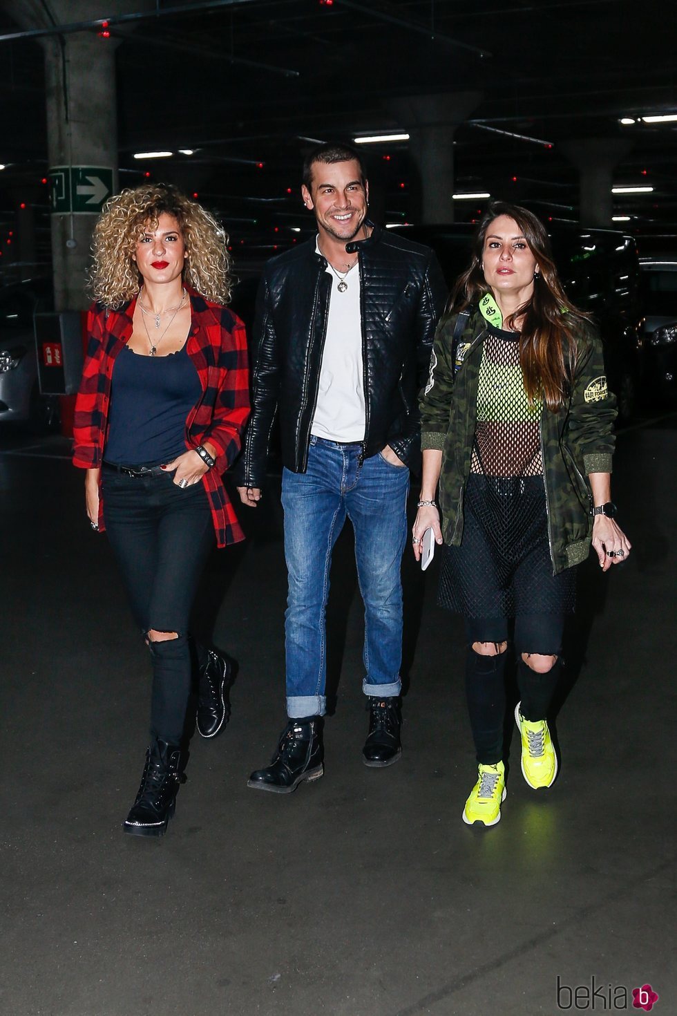 Mario Casas, su hermana Sheila y una amiga llegando al concierto de Rosalía en Madrid