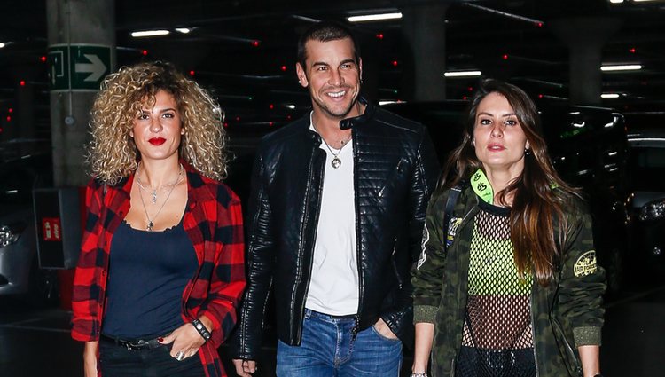 Mario Casas, su hermana Sheila y una amiga llegando al concierto de Rosalía en Madrid