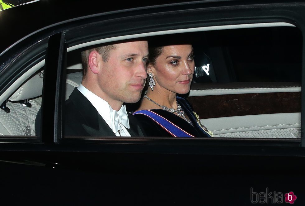 El Príncipe Guillermo y Kate Middleton llegando a la recepción al cuerpo diplomático en el Palacio de Buckingham