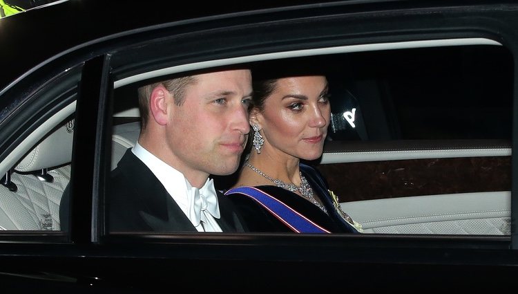 El Príncipe Guillermo y Kate Middleton llegando a la recepción al cuerpo diplomático en el Palacio de Buckingham