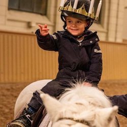 Oscar de Suecia montando a caballo por Santa Lucía