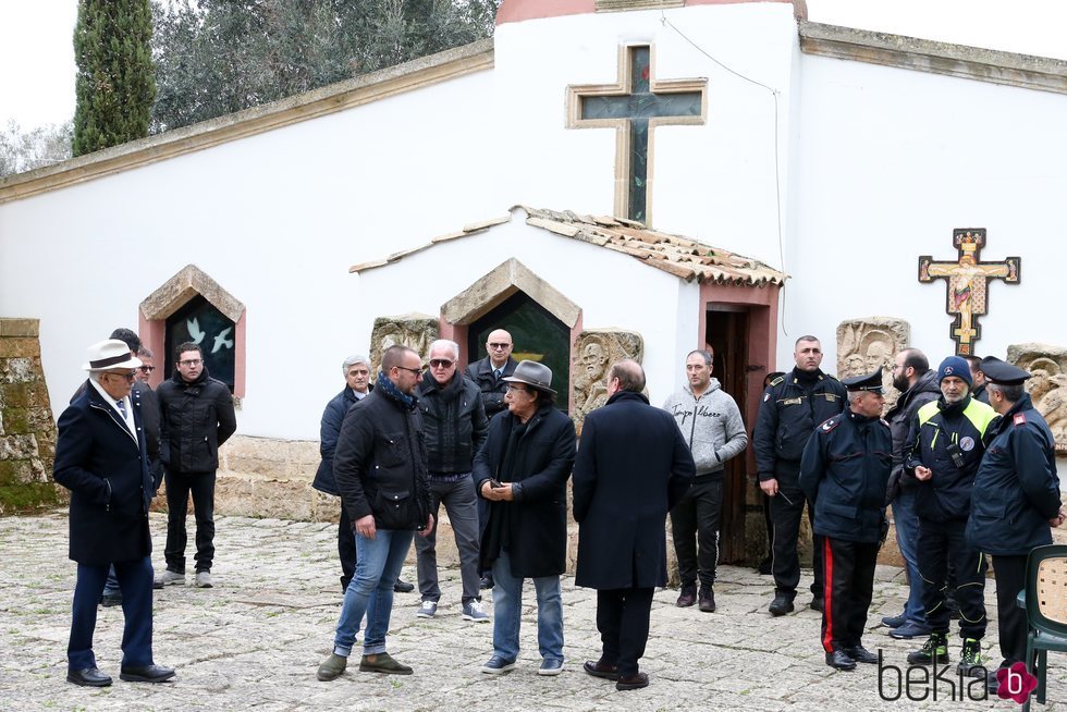 Al Bano asistiendo junto a otras personas al funeral de su madre, Iolanda Ottino