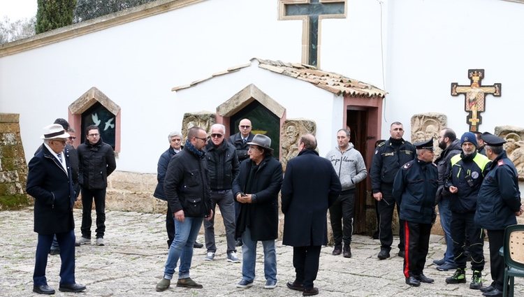 Al Bano asistiendo junto a otras personas al funeral de su madre, Iolanda Ottino