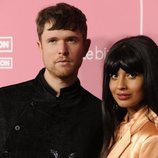 Jameela Jamil y James Blake en los premios Billboard Women in Music 2019