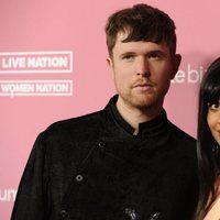 Jameela Jamil y James Blake en los premios Billboard Women in Music 2019