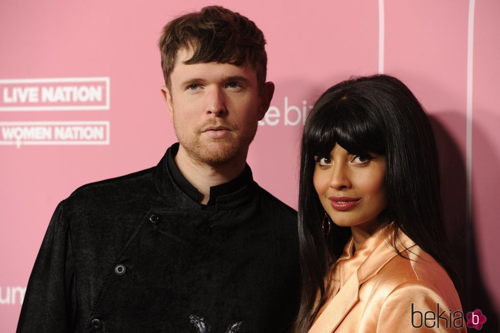 Jameela Jamil y James Blake en los premios Billboard Women in Music 2019