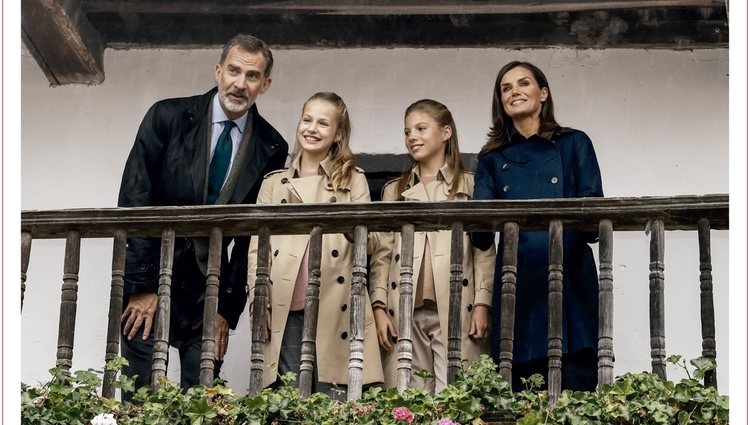 Los Reyes Felipe y Letizia, la Princesa Leonor y la Infanta Sofía en la felicitación de Navidad 2019