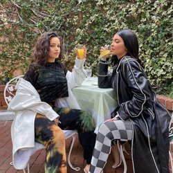 Rosalía y Kylie Jenner disfrutando juntas de un brunch