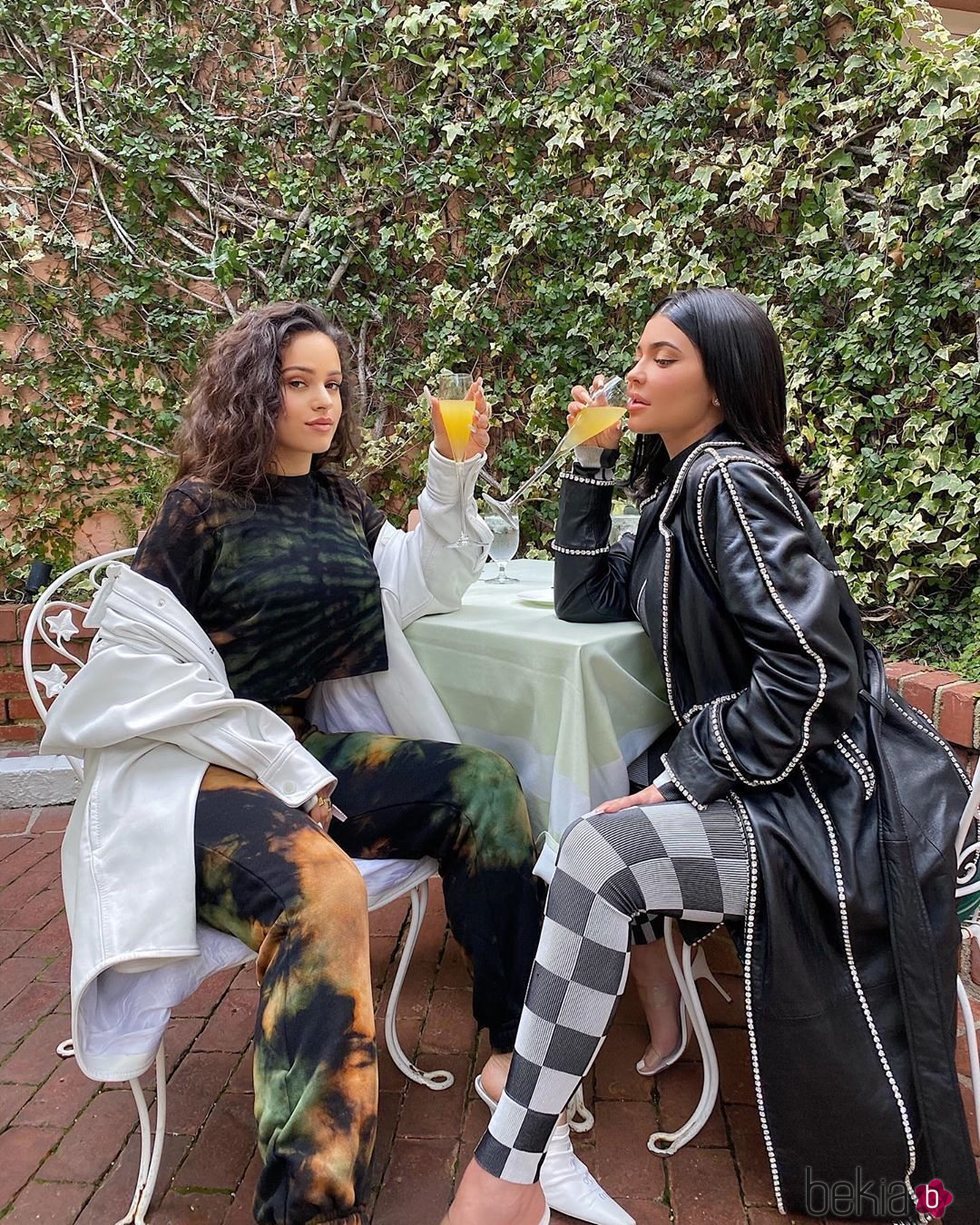 Rosalía y Kylie Jenner disfrutando juntas de un brunch