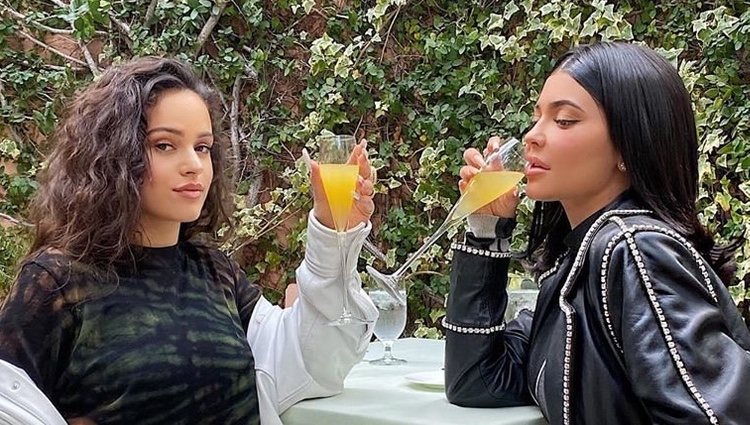 Rosalía y Kylie Jenner disfrutando juntas de un brunch