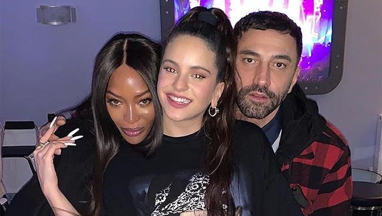 Rosalía con la modelo Naomi Campbell y un amigo