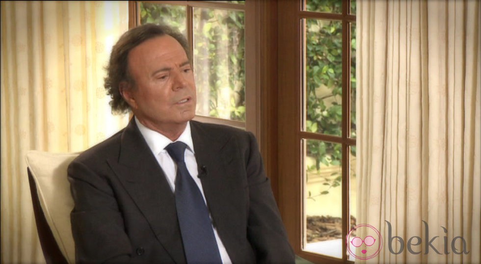 Julio Iglesias durante una entrevista en Miami