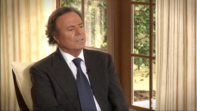 Julio Iglesias durante una entrevista en Miami