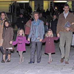 La Reina Sofía, los Príncipes y sus hijas y la Infanta Elena con Victora y Froilán en el Circo del sol