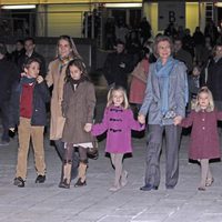 La Reina Sofía, los Príncipes y sus hijas y la Infanta Elena con Victora y Froilán en el Circo del sol