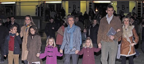 La Reina Sofía, los Príncipes y sus hijas y la Infanta Elena con Victora y Froilán en el Circo del sol