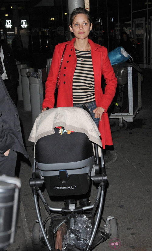 Marion Cotillard sale a pasear con su hijo 