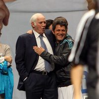 Alejandro Sanz y Luis Aragonés en el 'Partido x la Ilusión'