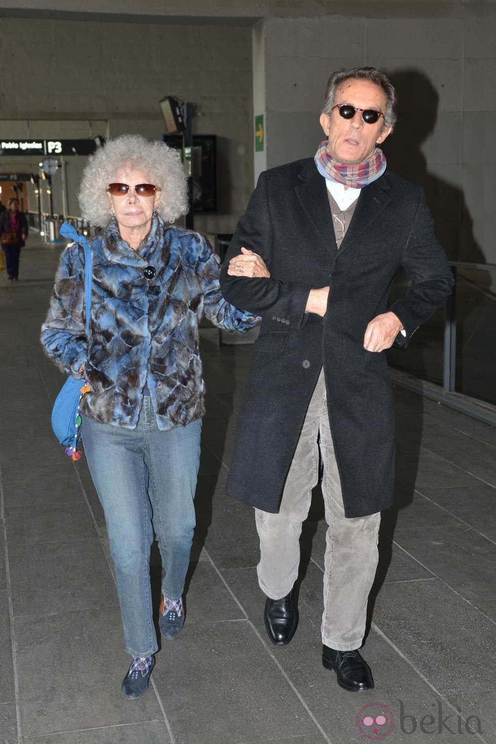 Alfonso Díez y Cayetana de Alba en la estación de trenes de Sevilla