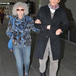 Alfonso Díez y Cayetana de Alba en la estación de trenes de Sevilla