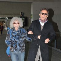 Alfonso Díez y Cayetana de Alba en la estación de trenes de Sevilla