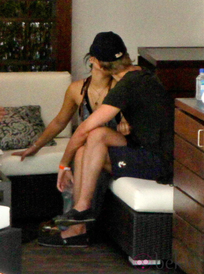 Vanessa Hudgens y Austin Butler besándose