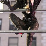 Lady Gaga recibe el 2012 escalando en su concierto en Times Square