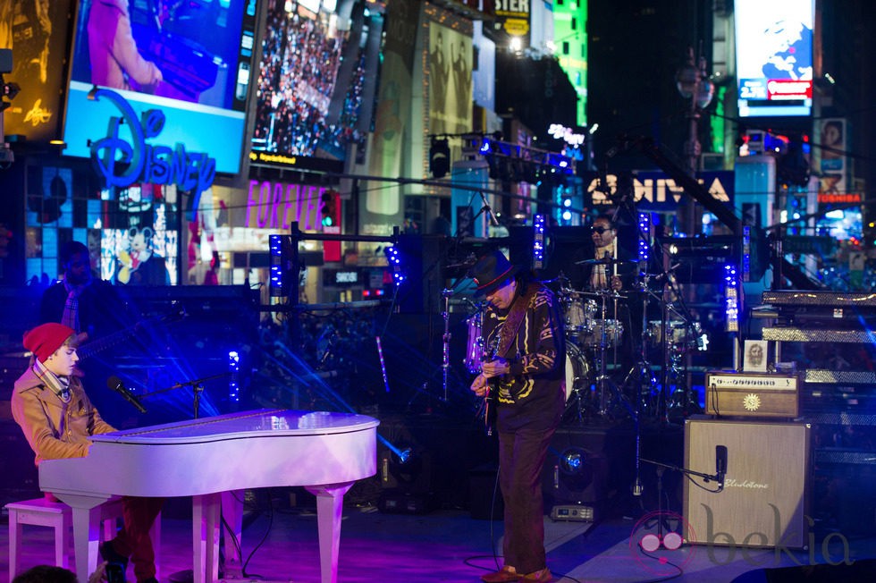 Justin Bieber y Carlos Santana ofrecen un concierto en Times Square