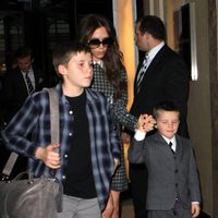 Victoria Beckham con sus hijos Brooklyn y Cruz en Nochevieja