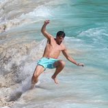 Johannes Huebl luce su cuerpo en el mar en San Bartolomé