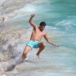 Johannes Huebl luce su cuerpo en el mar en San Bartolomé