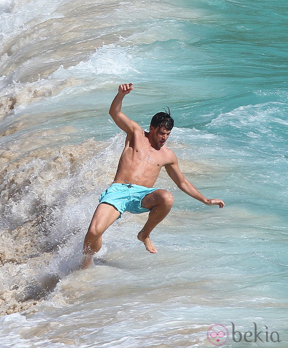 Johannes Huebl luce su cuerpo en el mar en San Bartolomé